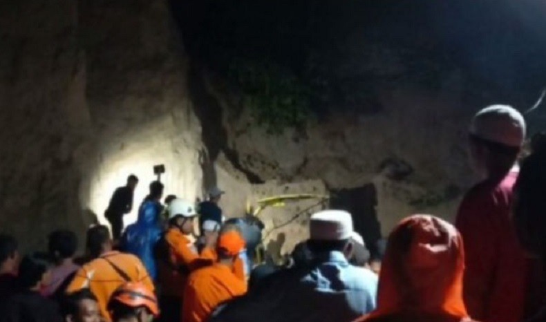 1 Korban Longsor di Agam Diduga Tertimbun Dekat Truk, Pencarian Dilanjutkan