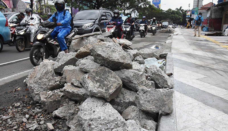 Duh, Puing Proyek Trotoar Berserakan Buat Jalan Margonda Depok Tambah Macet - Bagian 2