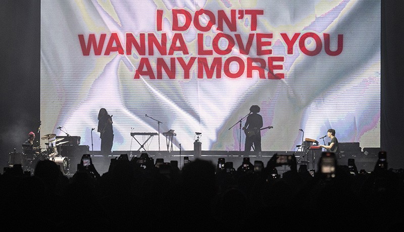 LANY Grup Musik Asal Amerika Bentangkan Merah Putih saat Konser Tur Asia 2022 - Bagian 2