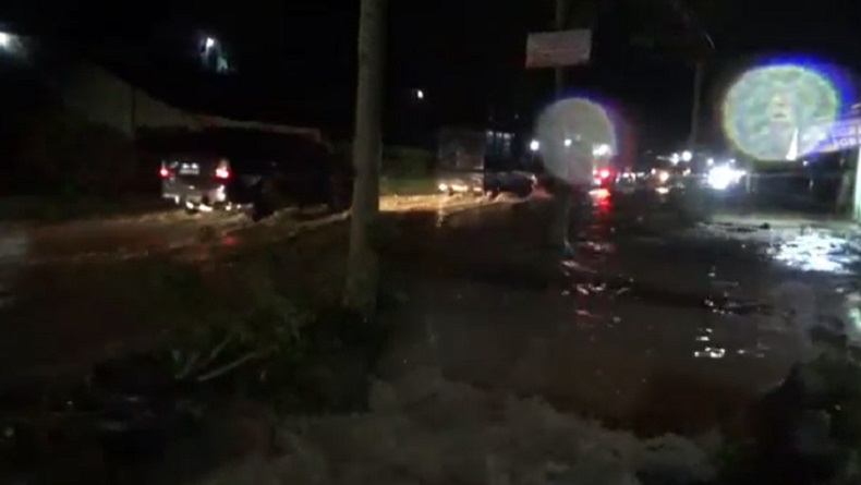 Banjir Rendam Jalinsum di Padangsidimpuan, Sejumlah Kendaraan Mogok