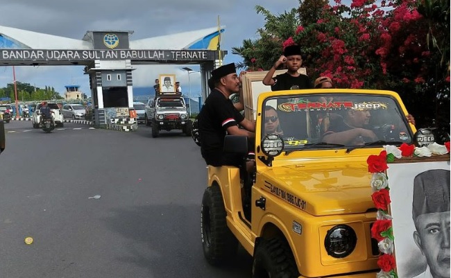 Jemput Piagam Pahlawan Salahuddin bin Talabuddin, Warga Ternate Tumpah Ruah ke Jalan