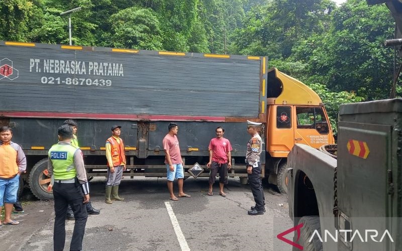 Tersesat gegara Google Maps, Truk Trailer Nyaris Masuk Jurang di Sukabumi