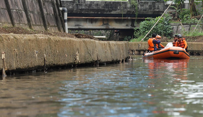 Petugas Gabungan Kerja Bakti Bersih-Bersih Sungai Ciliwung - Bagian 4