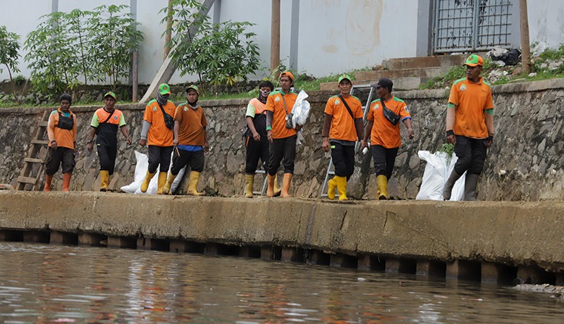 Petugas Gabungan Kerja Bakti Bersih-Bersih Sungai Ciliwung - Bagian 2