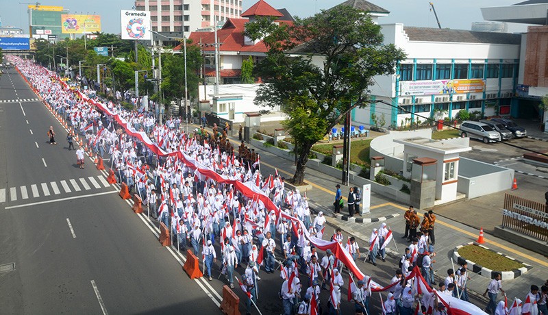 Kirab Merah Putih 1.001 Meter Peringati Hari Pahlawan di Kota Semarang - Bagian 1