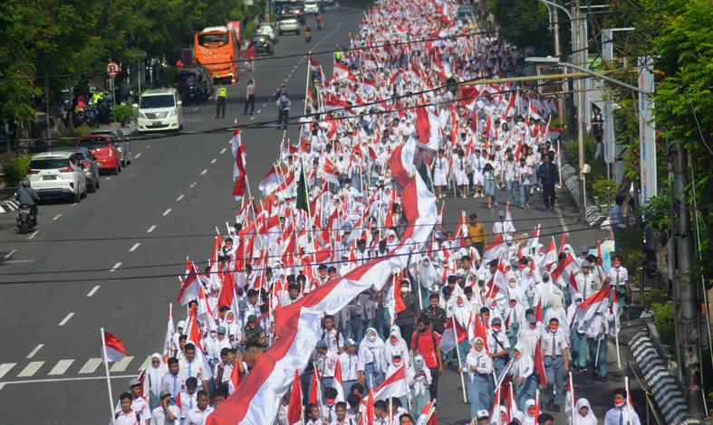  Hari Pahlawan, 11.000 Siswa, Santri hingga TNI-Polri Ikuti Kirab Merah Putih 1.001 Meter 