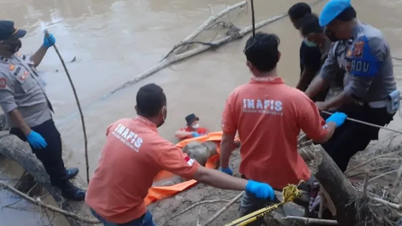 Mayat Pria Tanpa Identitas Ditemukan Tersangkut Di Tumpukan Sampah Sungai 0407