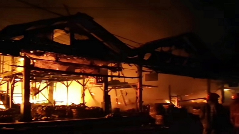 title Pasar Caringin Bandung Terbakar, Damkar Terjunkan 13 Armada, Api Padam usai 4 Jam Pasar Caringin Bandung Terbakar, Damkar Terjunkan 13 Armada, Api Padam usai 4 Jam