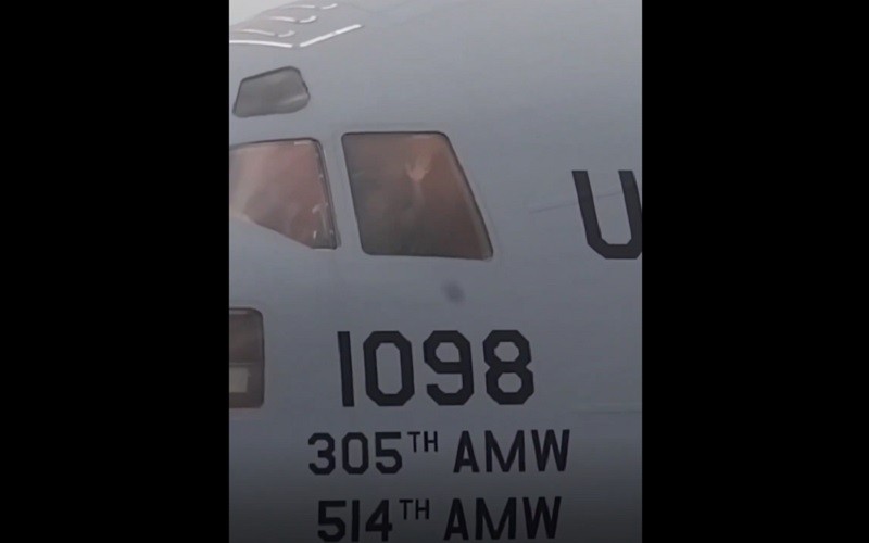 Pesawat Amerika US Air Force Mendarat di Bali, Penampakan Pilot Curi Perhatian