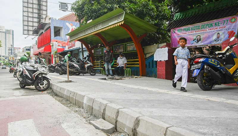 Viral Akses Sekolah Terhalang Proyek Trotoar di Depok, Kini Dibuat Tangga - Bagian 4
