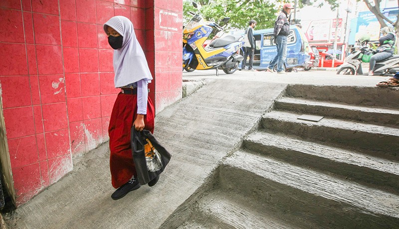 Viral Akses Sekolah Terhalang Proyek Trotoar di Depok, Kini Dibuat Tangga - Bagian 1