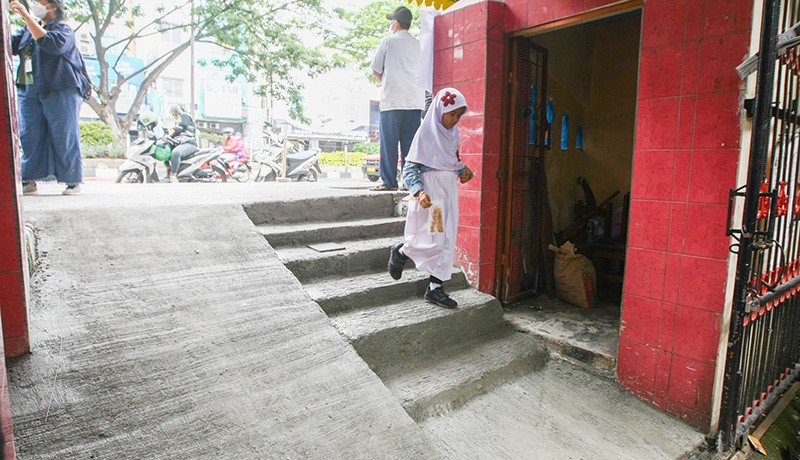 Viral Akses Sekolah Terhalang Proyek Trotoar di Depok, Kini Dibuat Tangga - Bagian 2