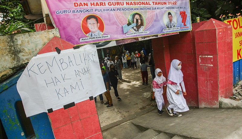 Viral Akses Sekolah Terhalang Proyek Trotoar di Depok, Kini Dibuat Tangga - Bagian 3