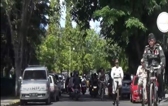Peringati Hari Pahlawan, Warga Pinrang Keliling Kota Gunakan Sepeda Ontel dengan Pakaian Pejuang