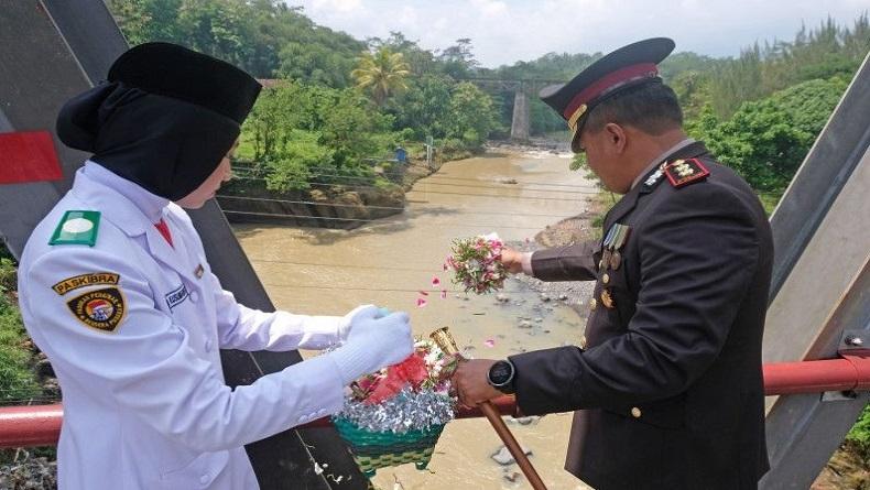 title Hari Pahlawan, Pejabat Pemkab Temanggung Tabur Bunga di Jembatan Sungai Progo Hari Pahlawan, Pejabat Pemkab Temanggung Tabur Bunga di Jembatan Sungai Progo