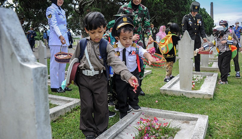 Siswa Tk Tabur Bunga Di Tmp Cikutra Peringati Hari Pahlawan