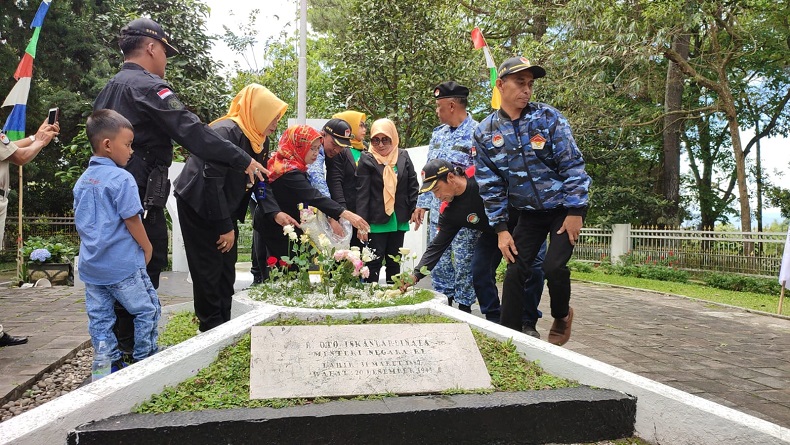 Peringati Hari Pahlawan, Warga KBB Gelar Upacara di Makam Otto Iskandardinata