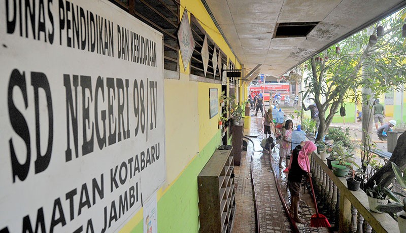 Bersih-Bersih Sekolah Terdampak Banjir di Jambi - Bagian 2
