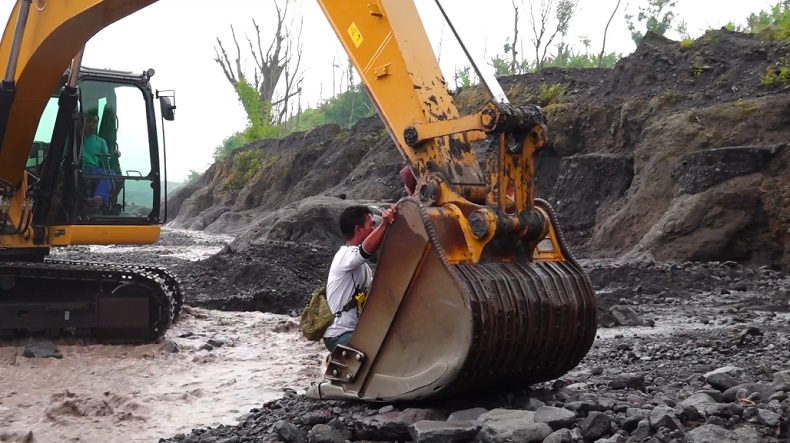 Terjebak Banjir Lahar Dingin Gunung Semeru, Ibu dan Anak-Anak Diangkut Ekskavator 
