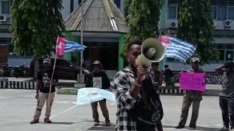 title Demo Kibarkan Bendera Bintang Kejora, 13 Mahasiswa di Jayapura Diamankan Polisi Demo Kibarkan Bendera Bintang Kejora, 13 Mahasiswa di Jayapura Diamankan Polisi