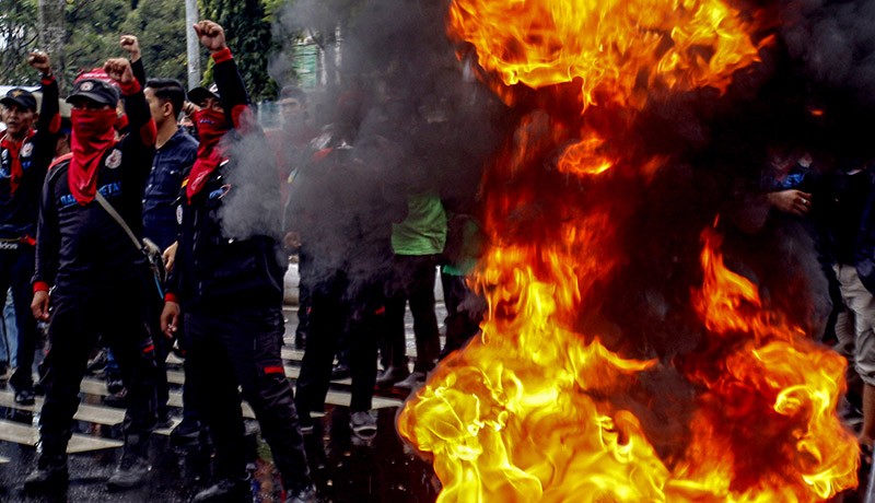 Ratusan Buruh Tuntut Kenaikan Upah dan Tolak PHK - Bagian 2