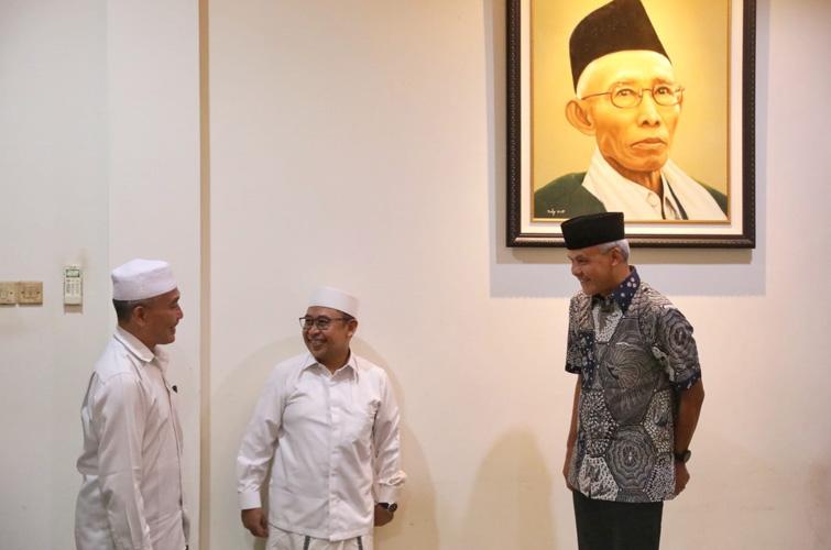  Ganjar Kenang Nyai Sahal Mahfudz : Beliau Tokoh Perempuan yang Sangat Hebat