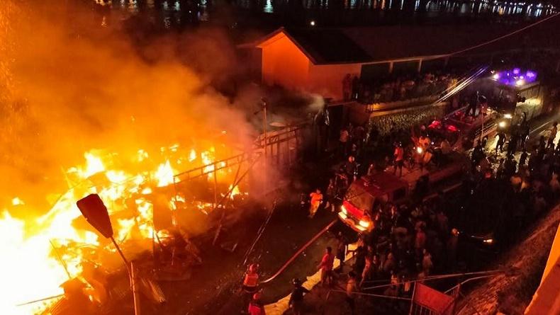 Petugas Berjibaku Padamkan Kebakaran di Kompleks Pasar Inpres, Warga Sibuk Selamatkan Barang