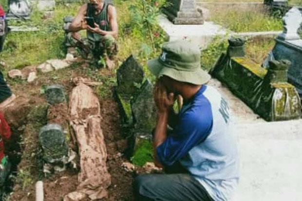 title Bikin Merinding, Penggali Kubur Temukan Mayat Terkubur Puluhan Tahun Masih Utuh dengan Pocong Terikat Tali Bikin Merinding, Penggali Kubur Temukan Mayat Terkubur Puluhan Tahun Masih Utuh dengan Pocong Terikat Tali