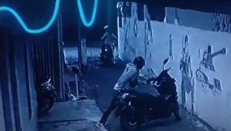 Terekam CCTV, Sejoli Curi Motor Ojol yang Parkir di Lorong