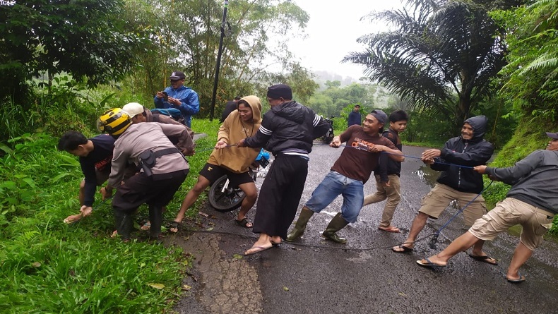 Sepeda Motor Terjun ke Jurang Sedalam 20 Meter di Cianjur, Pengendara Lolos dari Maut