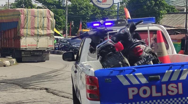 Truk Tabrak 8 Motor di Banyumanik Semarang, 2 Orang Luka