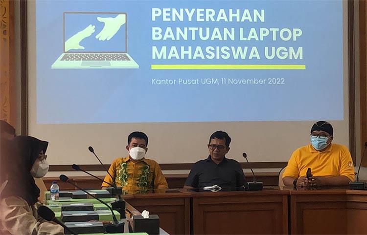 91 Mahasiswa UGM dari Keluarga Kurang Mampu Dipinjami Laptop