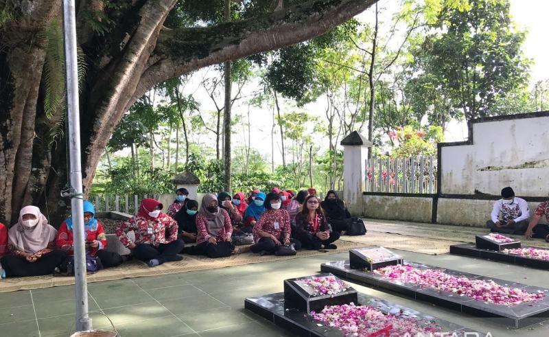  Hari Kesehatan Nasional, Nakes Boyolali Doa Bersama Ziarah di Makam Prof Soeharso