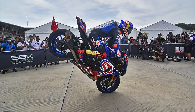 Aksi Toprak Razgatlioglu Stoppie saat Mendominasi Race 1 WSBK Mandalika - Bagian 1