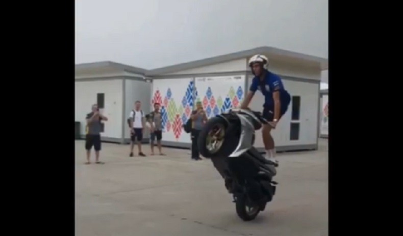 Aksi Pembalap WSBK Jelang Race, Atraksi Wheelie hingga Berendam di Paddock