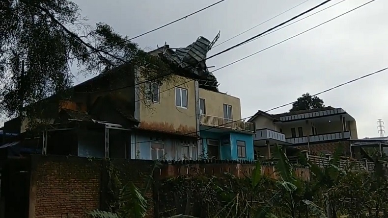 Puting Beliung Rusak Kantor Desa dan Belasan Rumah Warga di Darma Kuningan