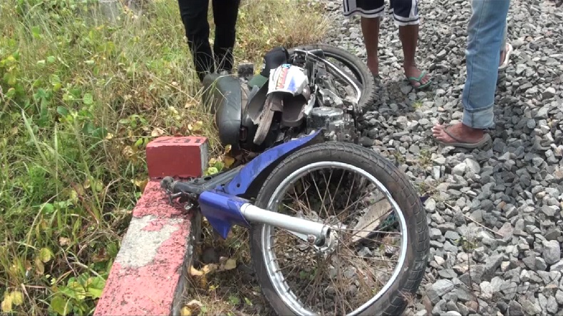 2 Pemuda Berboncengan Motor Tertabrak Kereta di Pelintasan Tanpa Palang Mojokerto, 1 Tewas
