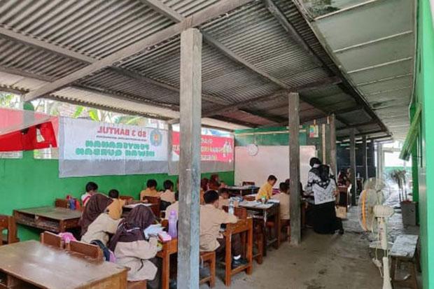 Atap Gedung Sekolah Rusak, Siswa SDN 3 Bantul Terpaksa Belajar di Parkiran 
