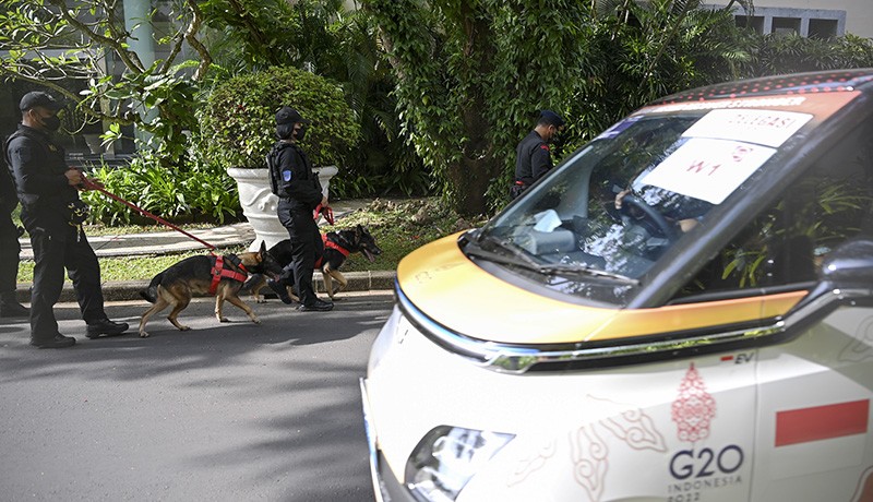 Brimob Bawa Anjing Pelacak Sterilisasi Lokasi Penyelenggaran KTT G20 - Bagian 2