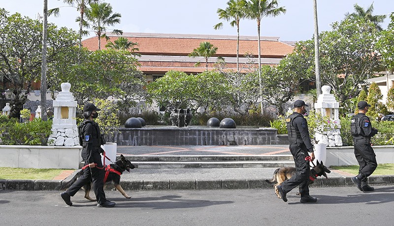 Brimob Bawa Anjing Pelacak Sterilisasi Lokasi Penyelenggaran KTT G20 - Bagian 1