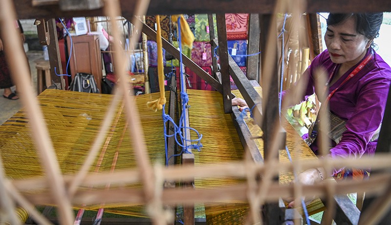 Membuat Kain Tenun Endek Khas Bali untuk Suvenir KTT G20 - Bagian 2