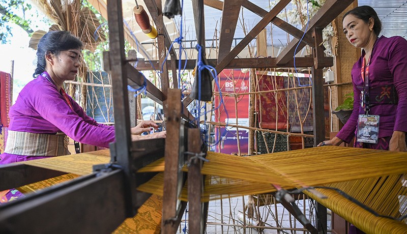 Membuat Kain Tenun Endek Khas Bali untuk Suvenir KTT G20 - Bagian 1