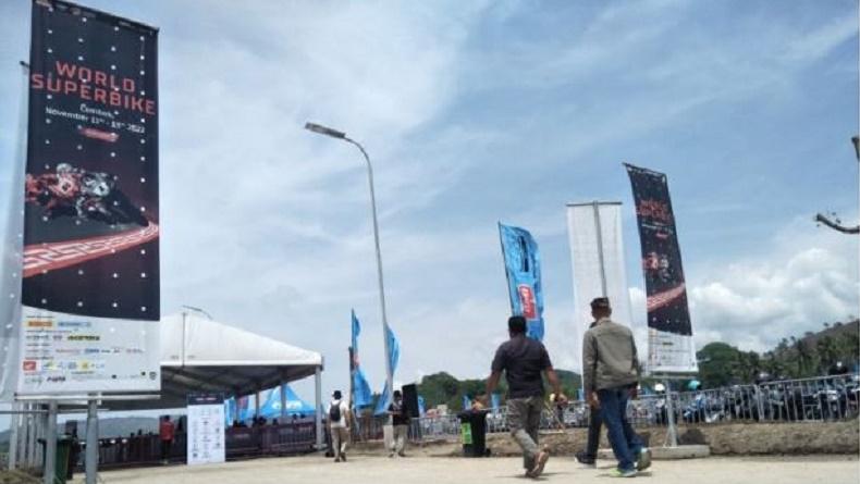 title PKL Sepanjang Jalan Bypass Mandalika Ketiban Rezeki WSBK, Kantongi Rp500.000 dalam Sehari PKL Sepanjang Jalan Bypass Mandalika Ketiban Rezeki WSBK, Kantongi Rp500.000 dalam Sehari