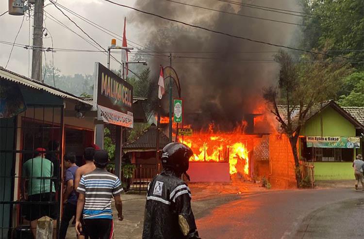 Bensin Tumpah saat Dituang, Toko Jahit di Gunungkidul Ludes Dilalap Si Jago Merah