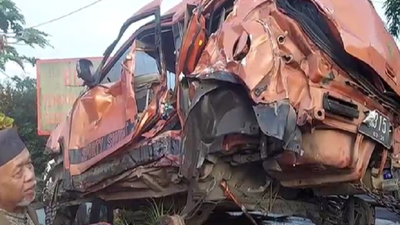 Mobil Tertabrak Kereta Api Serayu di Tasikmalaya sempat Terpental hingga Terseret 40 Meter