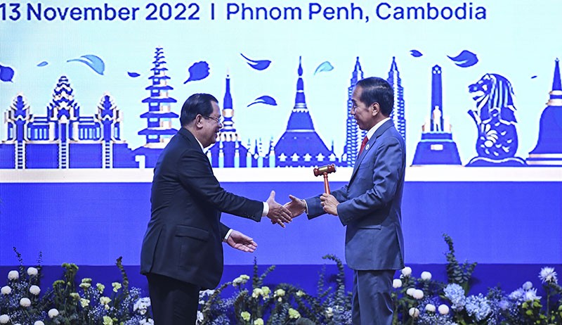 KTT ASEAN Ditutup, Presiden Jokowi Terima Palu dari PM Kamboja Hun Sen - Bagian 3