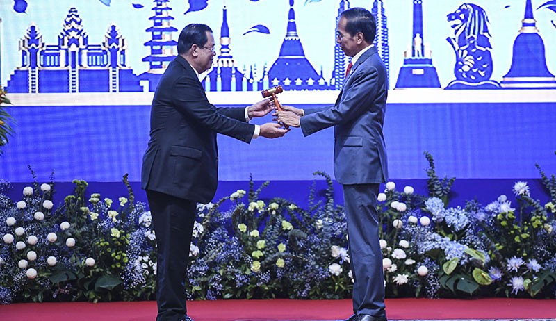 KTT ASEAN Ditutup, Presiden Jokowi Terima Palu dari PM Kamboja Hun Sen - Bagian 2