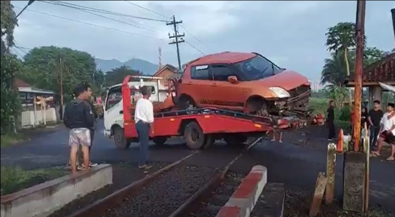 Detik-detik Sedan Ditabrak Kereta Serayu di Tasikmalaya, 3 Tewas