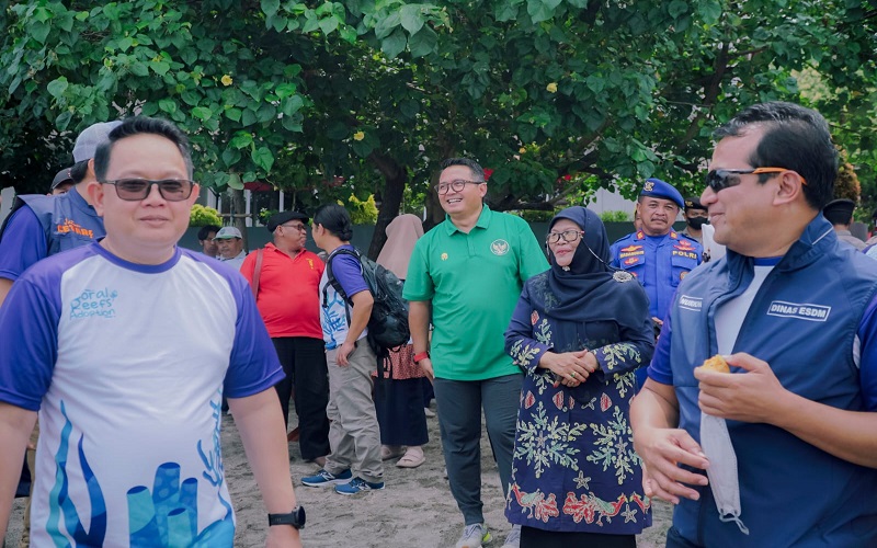 80 Penyelam Terlibat Aksi Adopsi Terumbu Karang di Pantai Pasir Putih Situbondo   