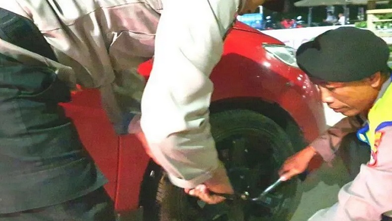 2 Polisi Dikagetkan Suara Ledakan di Sirkuit Mandalika, Tenyata Ban Mobil Penonton Pecah 